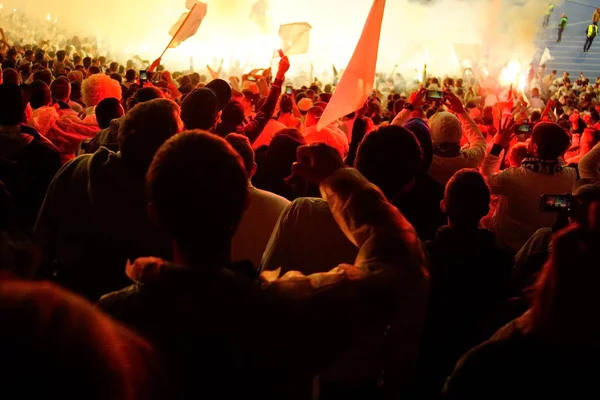 Los fanáticos del fútbol apoyan a su equipo y celebran el gol en el estadio completo al aire libre con un bonito cielo. . —  Fotos de Stock