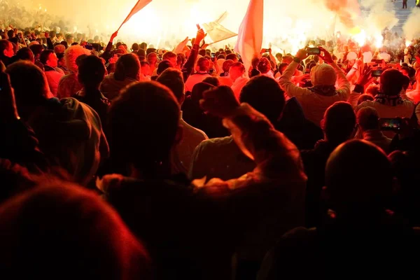 Los fanáticos del fútbol apoyan a su equipo y celebran el gol en el estadio completo al aire libre con un bonito cielo. . — Foto de Stock