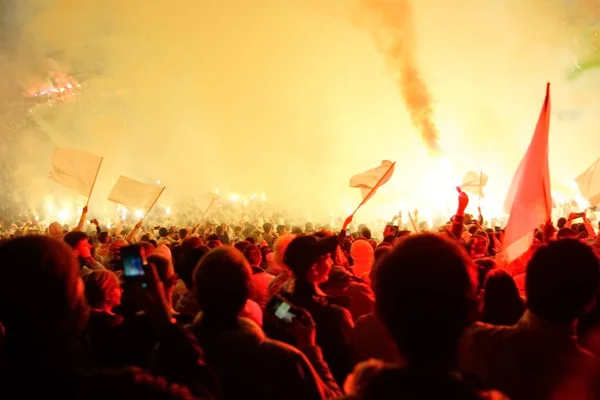 Los fanáticos del fútbol apoyan a su equipo y celebran el gol en el estadio completo al aire libre con un bonito cielo. . — Foto de Stock