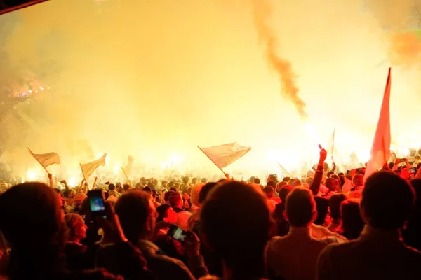 I tifosi di calcio sostengono la loro squadra e celebrano il gol in pieno stadio all'aperto con un bel cielo. . — Foto Stock