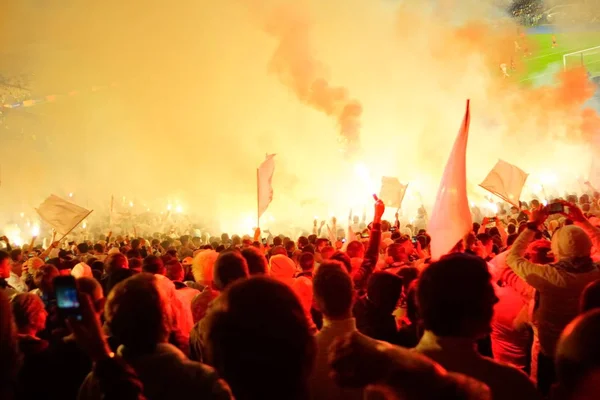 Futbol-futbol hayranları onların takım destek ve hedefi ile güzel gökyüzü. açık hava ile dolu stadyumda kutlamak-resim görüntü.
