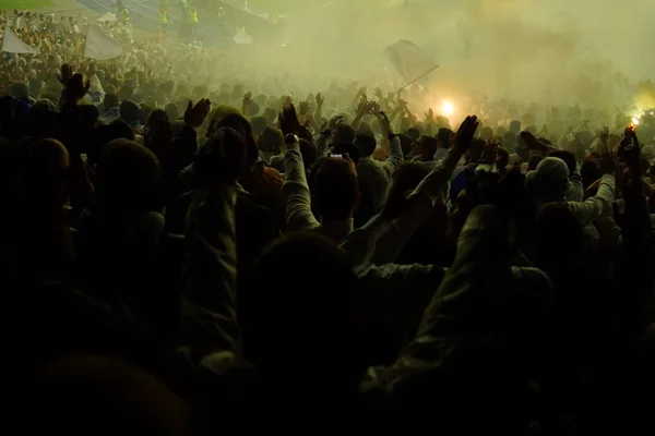 Futball-foci rajongók támogatja a csapat, és ünnepelni a cél a teljes stadion, a szabadban, a szép eget.-elmosódott kép. — Stock Fotó