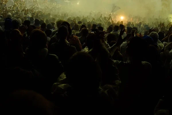 Los fanáticos del fútbol apoyan a su equipo y celebran el gol en el estadio completo al aire libre con un bonito cielo. . — Foto de Stock