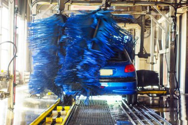 Oto yıkama, siyah arabaya otomatik oto yıkama, kırmızı ve mavi fırça döner. Yıkama araç.