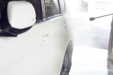 Oto yıkama, siyah arabaya otomatik oto yıkama, kırmızı ve mavi fırça döner. Yıkama araç.