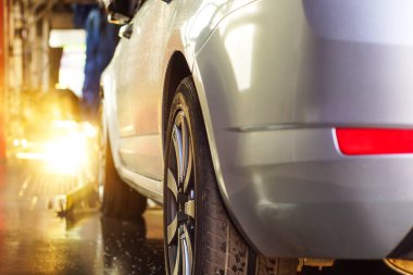 Oto yıkama, siyah arabaya otomatik oto yıkama, kırmızı ve mavi fırça döner. Yıkama araç.