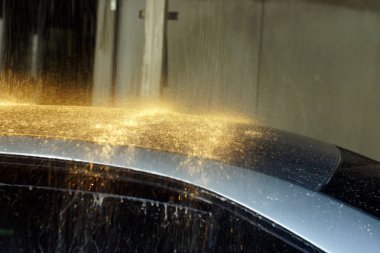 Oto yıkama, siyah arabaya otomatik oto yıkama, kırmızı ve mavi fırça döner. Yıkama araç.