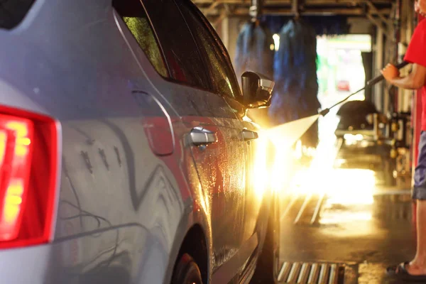 Car wash, zwarte auto in automatische Autowassen, roterende borstel van rood en blauw. Wassen voertuig. — Stockfoto