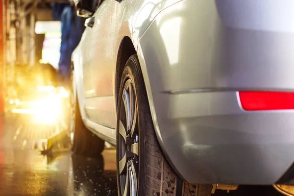 Car wash, zwarte auto in automatische Autowassen, roterende borstel van rood en blauw. Wassen voertuig. — Stockfoto