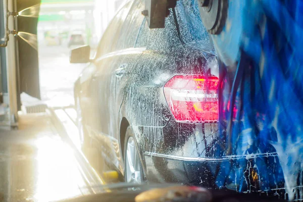 C automatische wasstraat in actie — Stockfoto