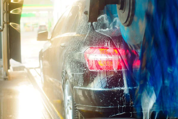 Γ αυτόματη πλύσιμο αυτοκινήτων σε δράση — Φωτογραφία Αρχείου