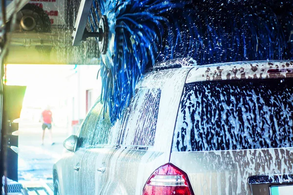 C Automatic car wash in action — Stock Photo, Image