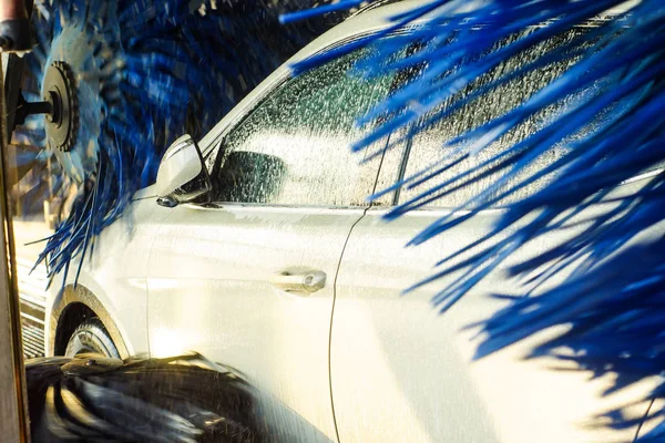 C Automatic car wash in action — Stock Photo, Image