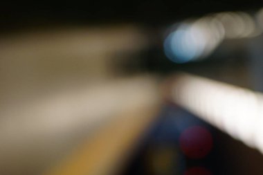 Soyut insanlar arka plan, bir sokakta yürüyen insanların tanınmaz siluetleri bulanıklık