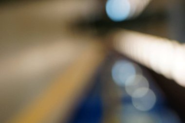 Soyut insanlar arka plan, bir sokakta yürüyen insanların tanınmaz siluetleri bulanıklık