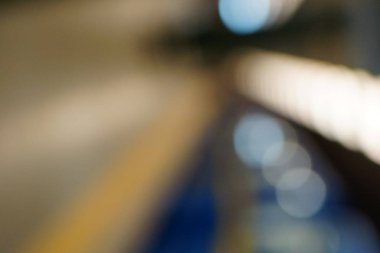 Soyut insanlar arka plan, bir sokakta yürüyen insanların tanınmaz siluetleri bulanıklık