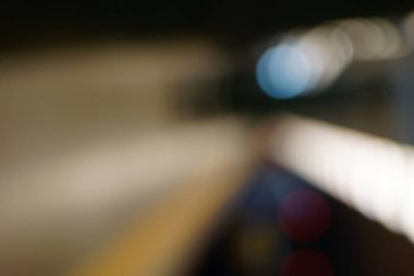 Soyut insanlar arka plan, bir sokakta yürüyen insanların tanınmaz siluetleri bulanıklık