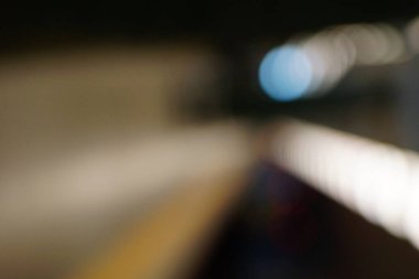 Soyut insanlar arka plan, bir sokakta yürüyen insanların tanınmaz siluetleri bulanıklık