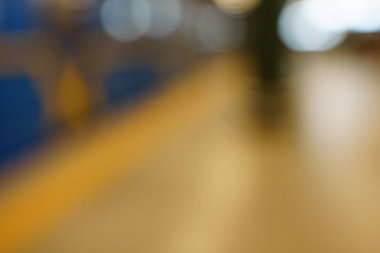 Soyut insanlar arka plan, bir sokakta yürüyen insanların tanınmaz siluetleri bulanıklık