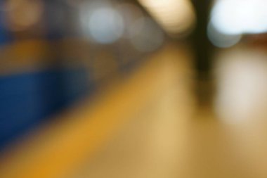 Soyut insanlar arka plan, bir sokakta yürüyen insanların tanınmaz siluetleri bulanıklık