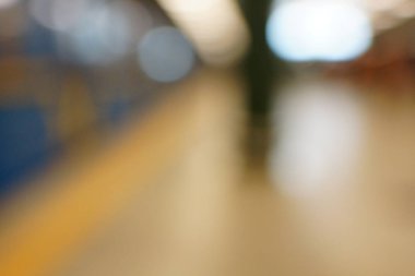 Soyut insanlar arka plan, bir sokakta yürüyen insanların tanınmaz siluetleri bulanıklık