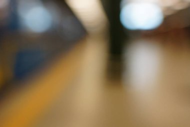 Soyut insanlar arka plan, bir sokakta yürüyen insanların tanınmaz siluetleri bulanıklık