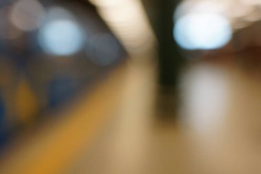 Soyut insanlar arka plan, bir sokakta yürüyen insanların tanınmaz siluetleri bulanıklık