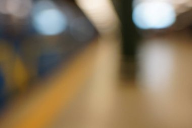 Soyut insanlar arka plan, bir sokakta yürüyen insanların tanınmaz siluetleri bulanıklık