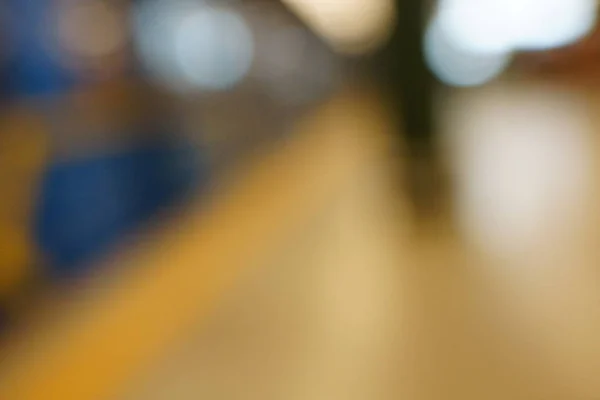 Difuminación abstracta gente fondo, siluetas irreconocibles de personas caminando en una calle — Foto de Stock