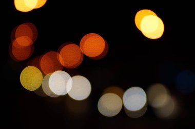 Gece şehir mavi bokeh arka plan bulanıklık lens flare yansıma ışık güzel daire glitter lamba karanlık gökyüzü festival havai fişek ile sokak