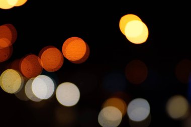 Gece şehir mavi bokeh arka plan bulanıklık lens flare yansıma ışık güzel daire glitter lamba karanlık gökyüzü festival havai fişek ile sokak