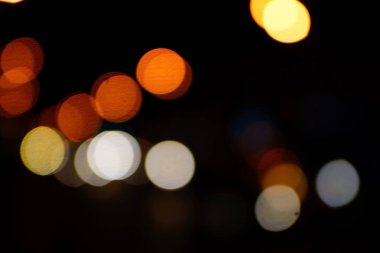 Gece şehir mavi bokeh arka plan bulanıklık lens flare yansıma ışık güzel daire glitter lamba karanlık gökyüzü festival havai fişek ile sokak