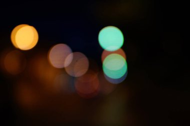 Gece şehir mavi bokeh arka plan bulanıklık lens flare yansıma ışık güzel daire glitter lamba karanlık gökyüzü festival havai fişek ile sokak