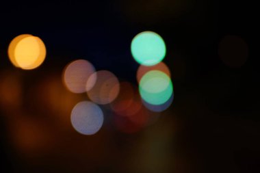 Gece şehir mavi bokeh arka plan bulanıklık lens flare yansıma ışık güzel daire glitter lamba karanlık gökyüzü festival havai fişek ile sokak