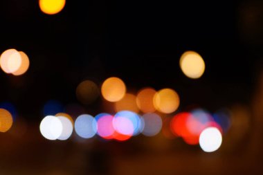 Gece şehir mavi bokeh arka plan bulanıklık lens flare yansıma ışık güzel daire glitter lamba karanlık gökyüzü festival havai fişek ile sokak