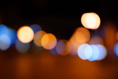 Gece şehir mavi bokeh arka plan bulanıklık lens flare yansıma ışık güzel daire glitter lamba karanlık gökyüzü festival havai fişek ile sokak