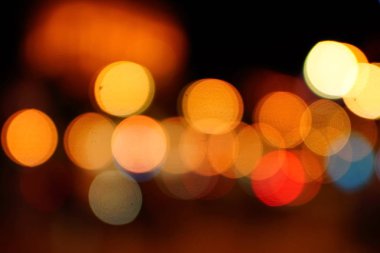 Gece şehir mavi bokeh arka plan bulanıklık lens flare yansıma ışık güzel daire glitter lamba karanlık gökyüzü festival havai fişek ile sokak