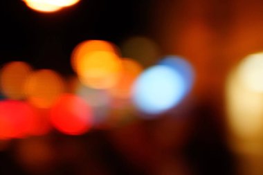 Gece şehir mavi bokeh arka plan bulanıklık lens flare yansıma ışık güzel daire glitter lamba karanlık gökyüzü festival havai fişek ile sokak