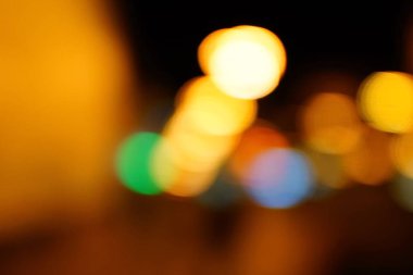 Gece şehir mavi bokeh arka plan bulanıklık lens flare yansıma ışık güzel daire glitter lamba karanlık gökyüzü festival havai fişek ile sokak