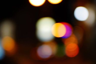 Gece şehir mavi bokeh arka plan bulanıklık lens flare yansıma ışık güzel daire glitter lamba karanlık gökyüzü festival havai fişek ile sokak