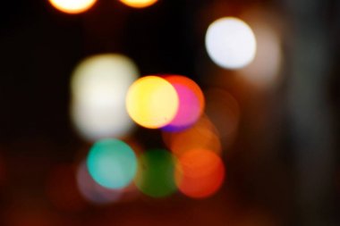 Gece şehir mavi bokeh arka plan bulanıklık lens flare yansıma ışık güzel daire glitter lamba karanlık gökyüzü festival havai fişek ile sokak