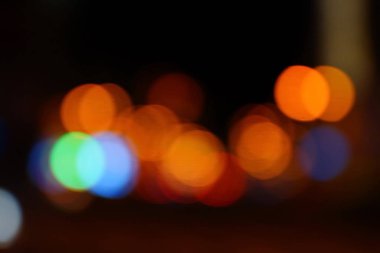 Gece şehir mavi bokeh arka plan bulanıklık lens flare yansıma ışık güzel daire glitter lamba karanlık gökyüzü festival havai fişek ile sokak