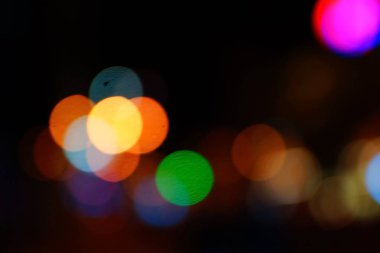 Gece şehir mavi bokeh arka plan bulanıklık lens flare yansıma ışık güzel daire glitter lamba karanlık gökyüzü festival havai fişek ile sokak