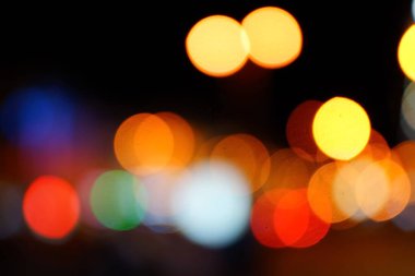 Gece şehir mavi bokeh arka plan bulanıklık lens flare yansıma ışık güzel daire glitter lamba karanlık gökyüzü festival havai fişek ile sokak