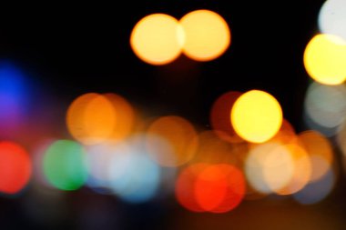 Gece şehir mavi bokeh arka plan bulanıklık lens flare yansıma ışık güzel daire glitter lamba karanlık gökyüzü festival havai fişek ile sokak