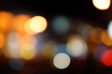 Gece şehir mavi bokeh arka plan bulanıklık lens flare yansıma ışık güzel daire glitter lamba karanlık gökyüzü festival havai fişek ile sokak