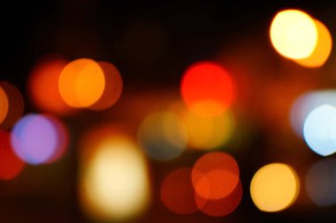 Gece şehir mavi bokeh arka plan bulanıklık lens flare yansıma ışık güzel daire glitter lamba karanlık gökyüzü festival havai fişek ile sokak