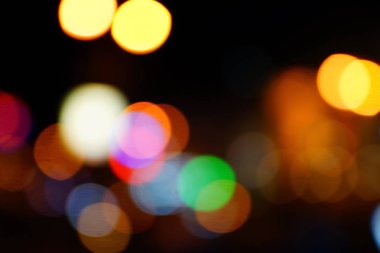 Gece şehir mavi bokeh arka plan bulanıklık lens flare yansıma ışık güzel daire glitter lamba karanlık gökyüzü festival havai fişek ile sokak