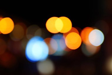 Gece şehir mavi bokeh arka plan bulanıklık lens flare yansıma ışık güzel daire glitter lamba karanlık gökyüzü festival havai fişek ile sokak