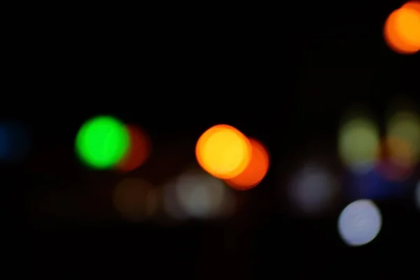 Noche de luz en la ciudad azul bokeh abstracto fondo difuminación lente destello reflejo hermoso círculo brillo lámpara calle con cielo oscuro festival fuegos artificiales —  Fotos de Stock